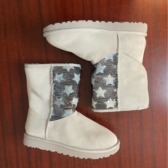 NWOT UGG Classic Short Sequin Stars Boot - Picture 4 of 10